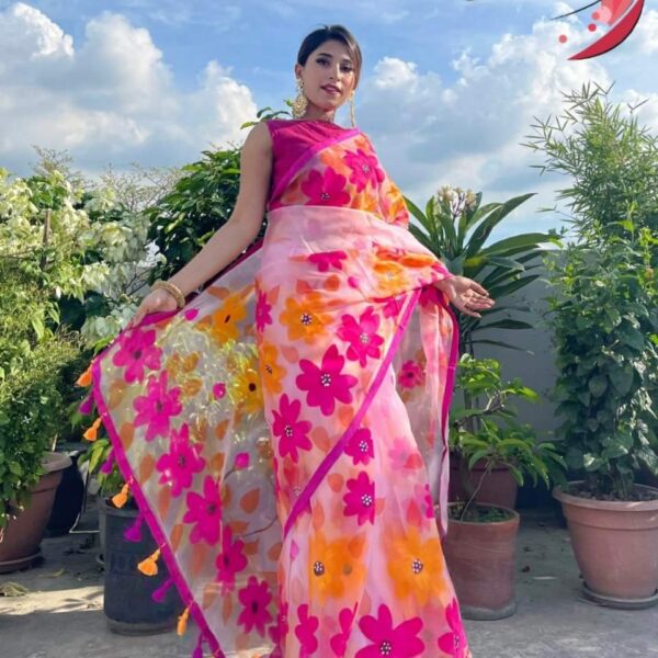 হাফসিল্ক শাড়ীতে  হ্যান্ডপ্রিন্ট তুলির কাজ করা - 31223
