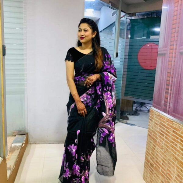 হাফসিল্ক শাড়ীতে  হ্যান্ডপ্রিন্ট তুলির কাজ করা - 31218