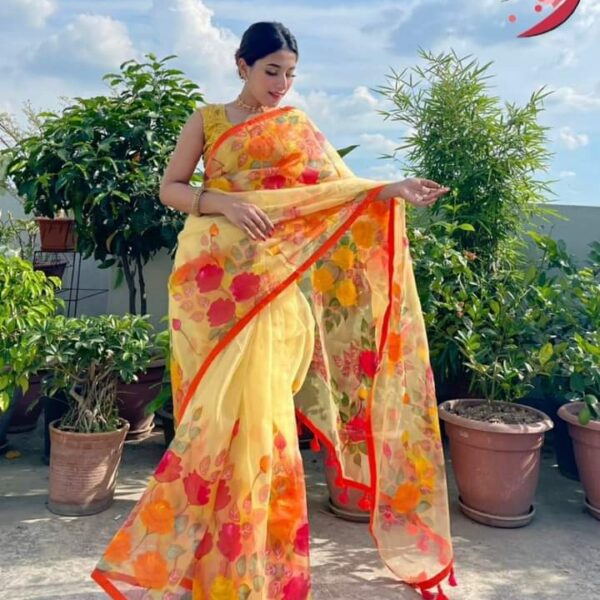 হাফসিল্ক শাড়ীতে  হ্যান্ডপ্রিন্ট তুলির কাজ করা-31106