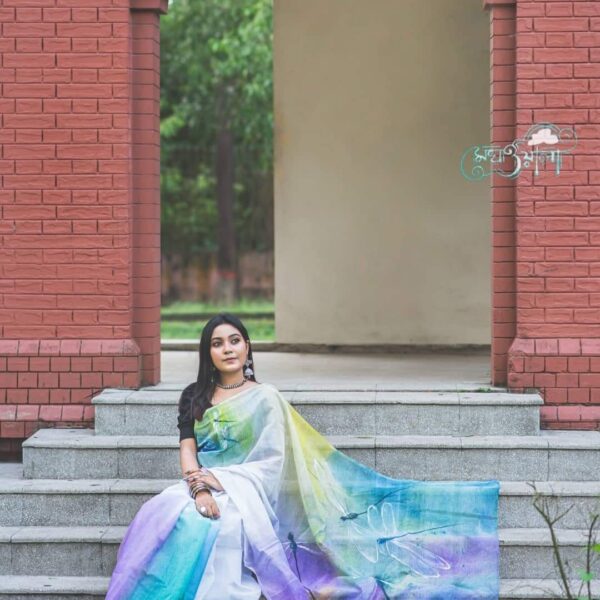 হাফসিল্ক শাড়ীতে হ্যান্ডপ্রিন্ট তুলির কাজ করা